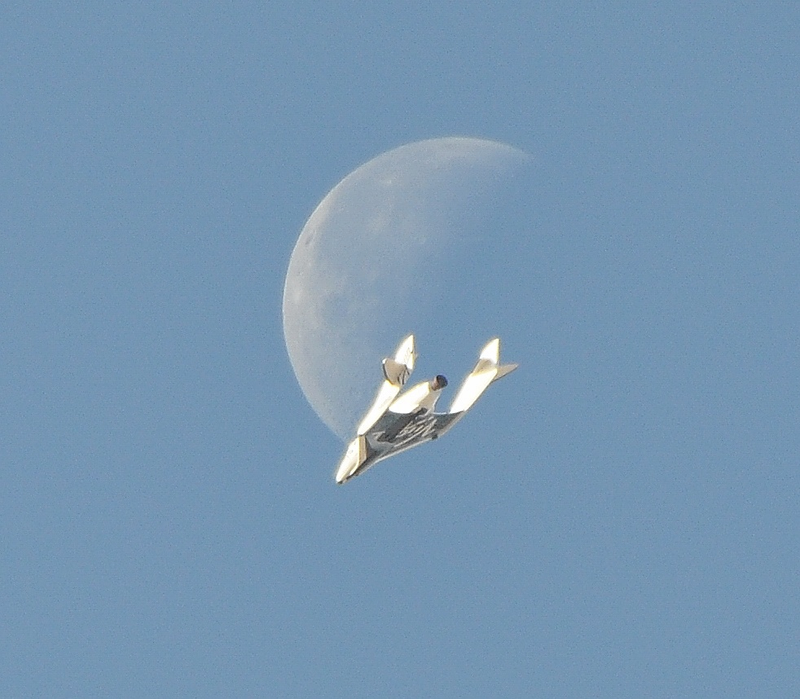 Illustration for article titled This unbelievable image of Virgin Galactic's SpaceShipTwo is 100% real